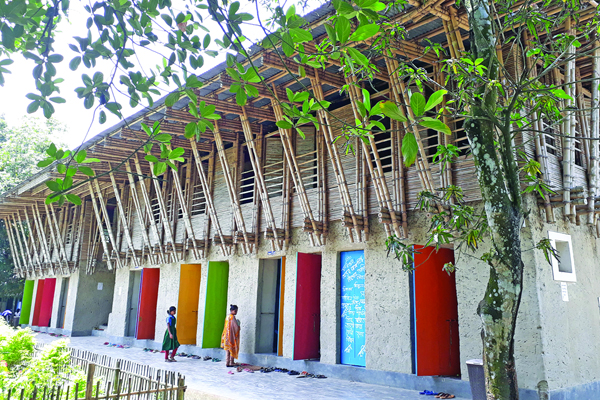 স্থাপত্যে অনন্য দিনাজপুরের ‘মেটি স্কুল’