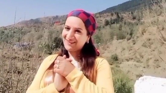 কাশ্মীরে টিভি শিল্পী Amreen Bhat-কে গুলি করে হত্যা